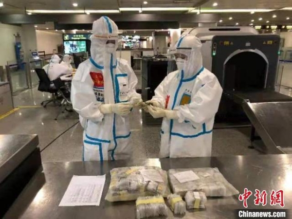 旅客从开罗带408件废旧手机主板入境被海关挡获-3.jpg