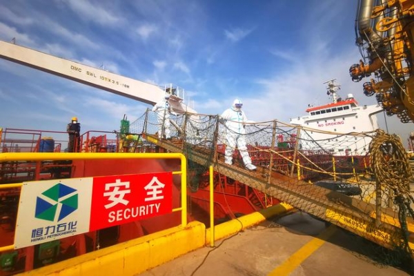 恒力石化“轻装前行”在大连海关的助力下迈向新台阶-1.jpg