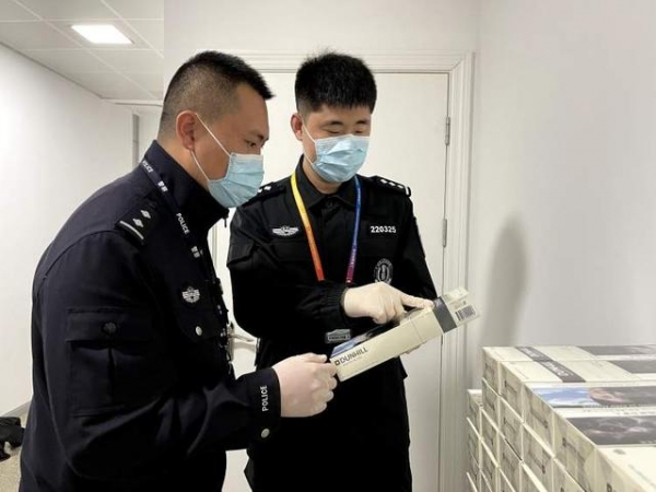走私“水客”带着95条香烟过关被查，上海海关已移交缉私部门立案处理-2.jpg