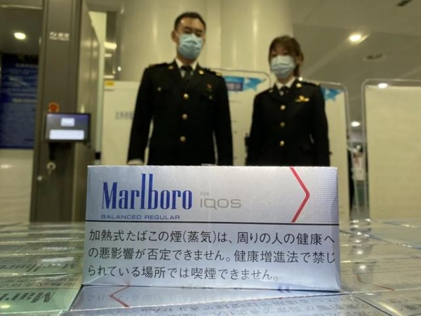 大连周水子机场海关查获违规进境电子烟弹18000支、药剂900支-6.jpg