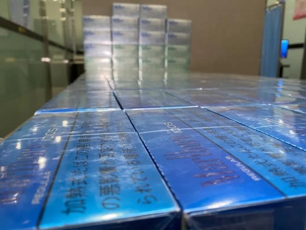 大连周水子机场海关查获违规进境电子烟弹18000支、药剂900支-7.jpg