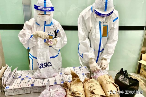 大连周水子机场海关查获违规进境药剂900支-1.jpg