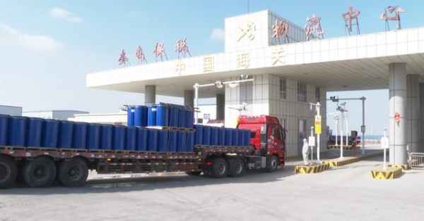 首批以集散班列形式发运的番茄酱运抵奎屯保税物流中心-1.jpg