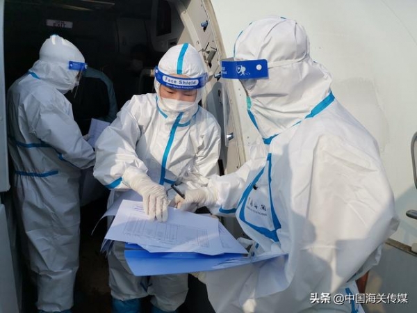 5.6吨活体黑虎虾“包机”入境-1.jpg