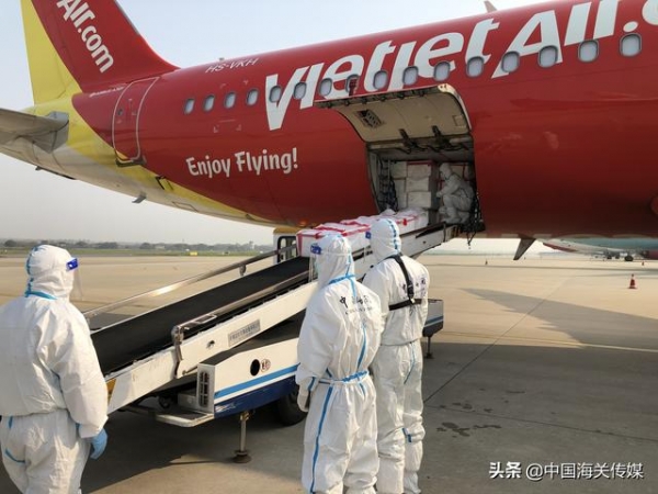 5.6吨活体黑虎虾“包机”入境-3.jpg