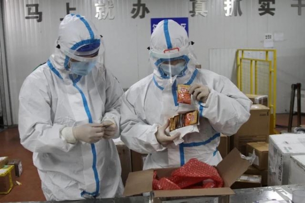 进境“冲剂”变冰毒？青岛海关查获夹藏在进境饮料冲剂中的冰毒210克-2.jpg