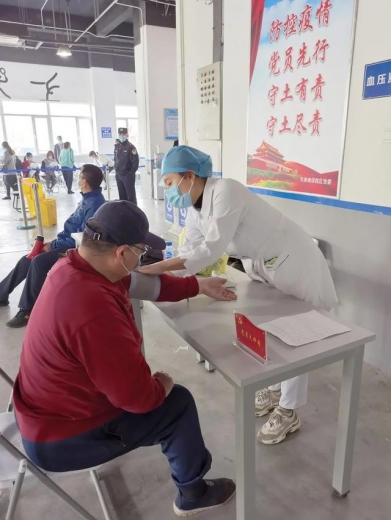 保税区：让党旗在疫苗接种一线高高飘扬-10.jpg