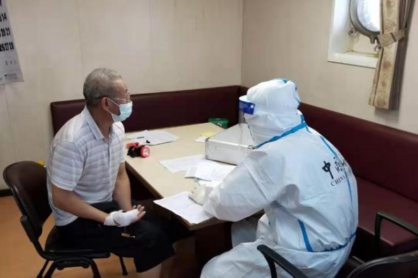 湛江海关这一小小举动，救了外籍船上一受伤船员-1.jpg