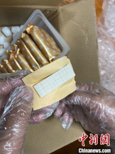 成都海关查获两起走私新型毒品LSD致幻剂入境案-1.jpg