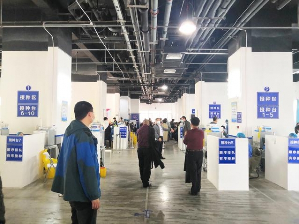 织牢疫苗接种防护网 社区办为居民提供“全程式服务”-5.jpg