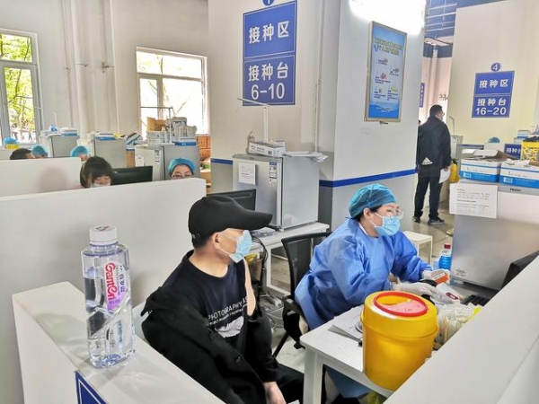 织牢疫苗接种防护网 社区办为居民提供“全程式服务”-7.jpg