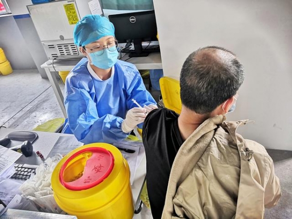 织牢疫苗接种防护网 社区办为居民提供“全程式服务”-8.jpg