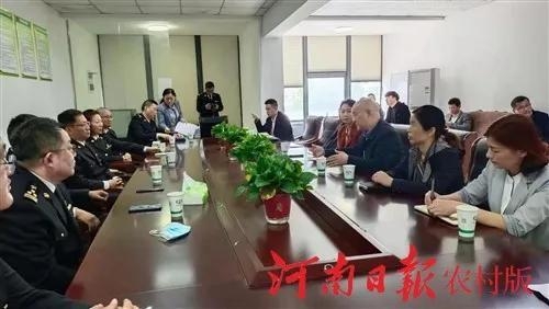 郑州海关副关长黄勇带队来潢川调研-2.jpg