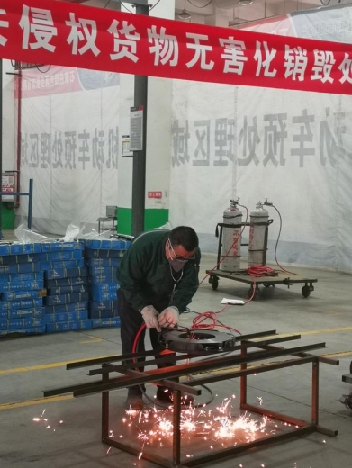 石家庄海关无害化销毁80件侵权离合器压盘-2.jpg