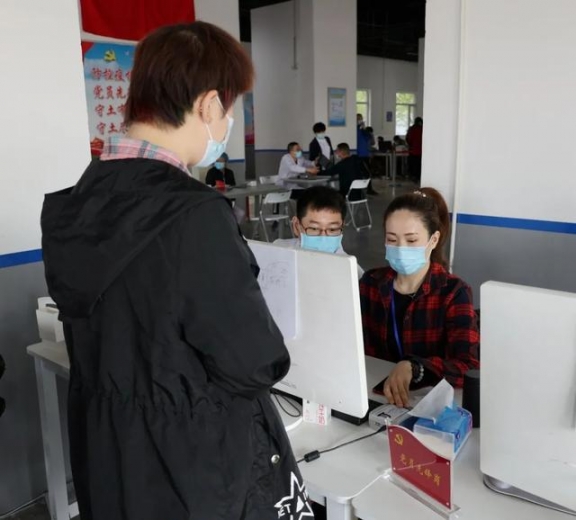 积极履职担当 新区商促局干部下沉保税区接种一线-11.jpg