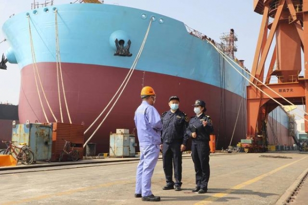海关量身定制查验方案，11.5万吨级油轮在大连交付出口-1.jpg