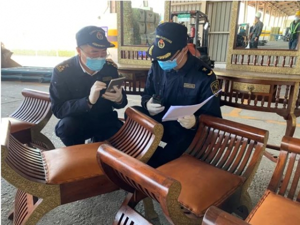 天津新港海关查获一批濒危物种黄檀木制品-1.jpg