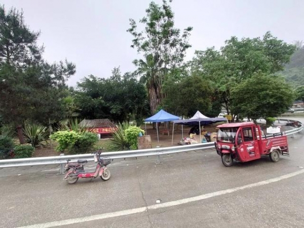 广西凭祥综合保税区开展联合执法整治违规占用绿化区域经营问题-1.jpg