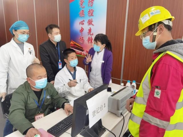 保税区博迈科接种点医疗队有位忙前跑后的李主任-1.jpg