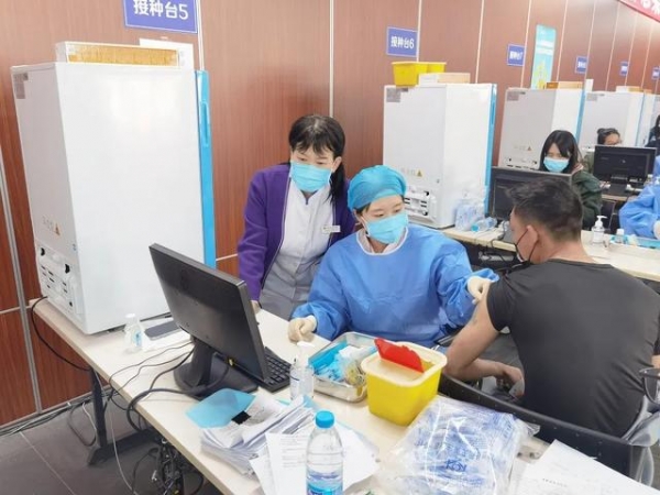 保税区博迈科接种点医疗队有位忙前跑后的李主任-2.jpg