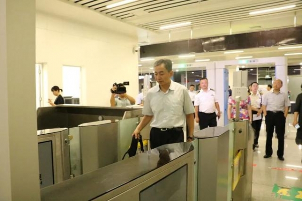 “三智”引领 |“智慧海关”无感通关-3.jpg