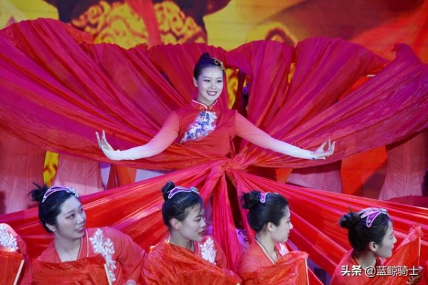 天津港保税区文化体育艺术节上的才艺展演-2.jpg