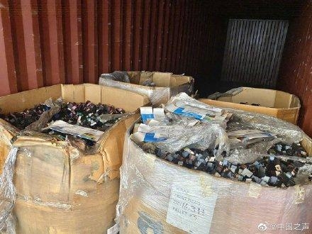 “芯”都黑了 厦门海关查获2万余个废旧墨盒-3.jpg