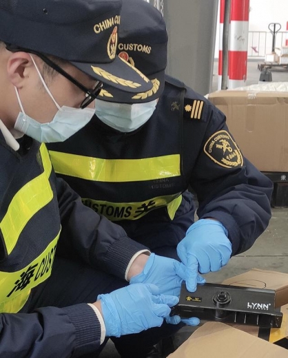 上海海关查获侵权汽车零部件和闭门器大案-2.jpg