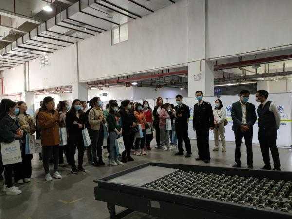 重庆：社区居民受邀参观考察保税仓-1.jpg