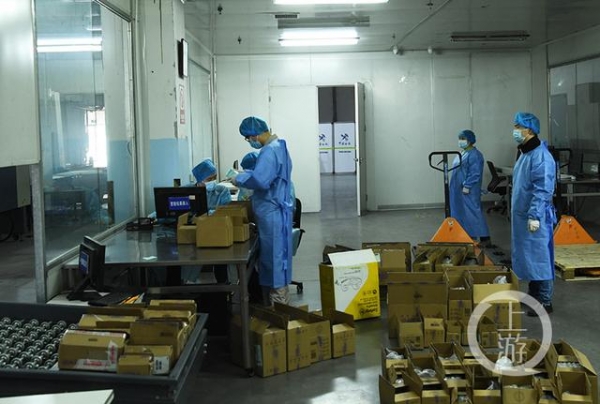 “保税仓开放日”邀社区居民走进保税仓了解跨境商品-3.jpg