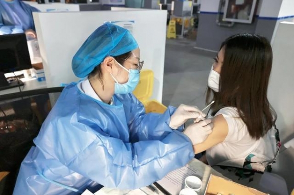 保税区金发疫苗接种点见闻：“你们笑起来真好看！”-1.jpg