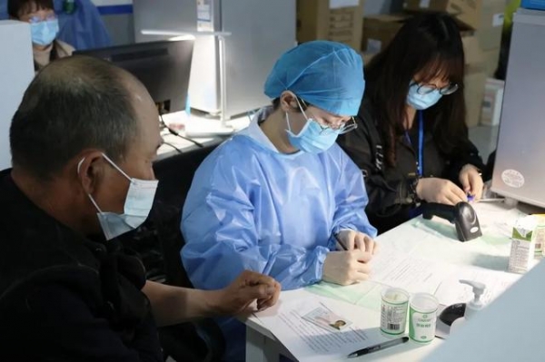 保税区金发疫苗接种点见闻：“你们笑起来真好看！”-7.jpg
