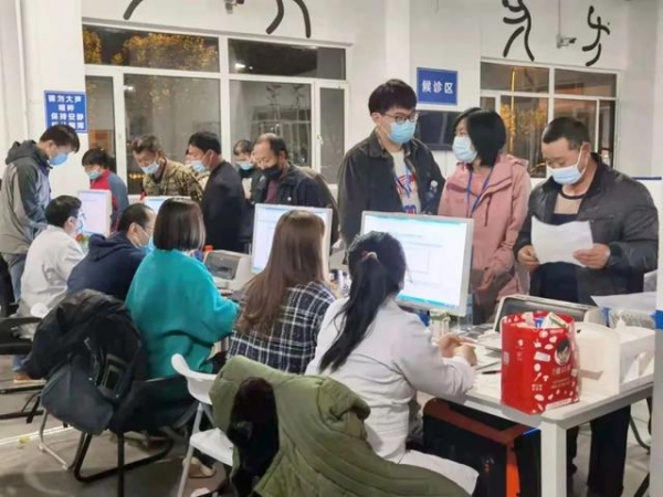 保税区金发疫苗接种点见闻：“你们笑起来真好看！”-12.jpg