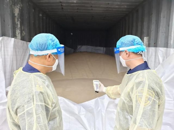湛江海关查获1批放射性超标锆英砂，放射性超标近7倍-1.jpg