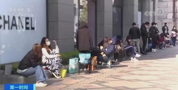 韩国青年排队抢购奢侈品 网友：大多是买手，为中国代购而买？-1.jpg