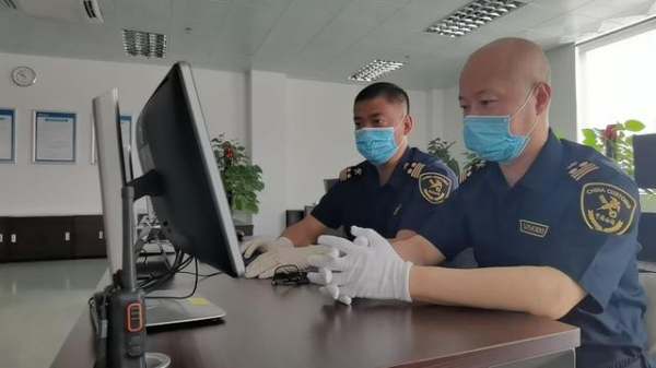 致敬劳动者⑦|东莞海关驻邮局办事处邮件监管科：24小时待命，全年无休-1.jpg