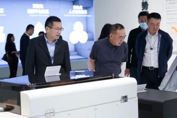 中国机电产品进出口商会调研组考察园区-2.jpg