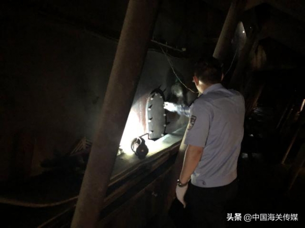 砂船暗格藏366吨走私红油被查获-2.jpg