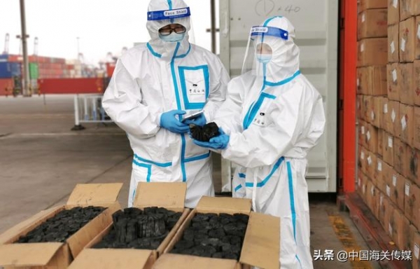 青岛海关查获40余吨禁止出口原木木炭-1.jpg