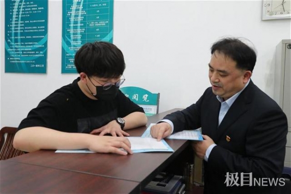省五一劳动奖章获得者何骏峰：把好人才“进出口”甘做学生护航人”-3.jpg