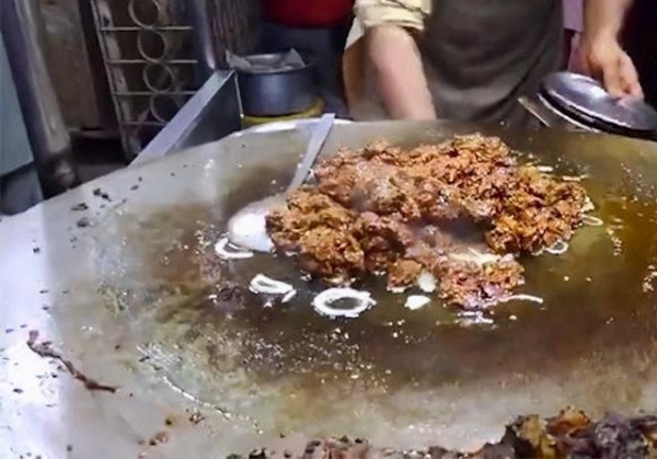 美国海关禁止印度旅客带牛粪蛋糕上飞机，因怕有传染病-3.jpg