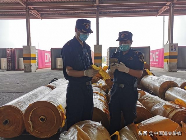 天津海关查获走私硅油纸残次品19.97吨-1.jpg